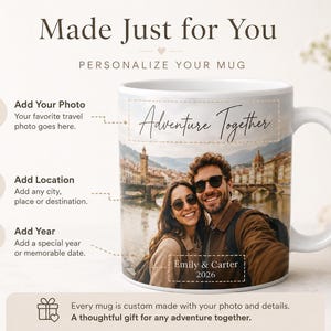 Pu&ograve; includere: Tazza in ceramica bianca con la foto di una coppia davanti a una citt&agrave; europea. La tazza riporta le parole "Adventure Together" e i nomi "Emily & Carter 2026". La tazza &egrave; personalizzata con una foto e dettagli.