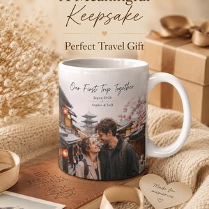 Puede incluir: Taza de cer&aacute;mica blanca con una foto de una pareja en Jap&oacute;n, con el texto "Our First Trip Together, Japan 2026, Sophie & Jack". La taza est&aacute; sobre un diario marr&oacute;n y una etiqueta en forma de coraz&oacute;n que dice "Made for memories".