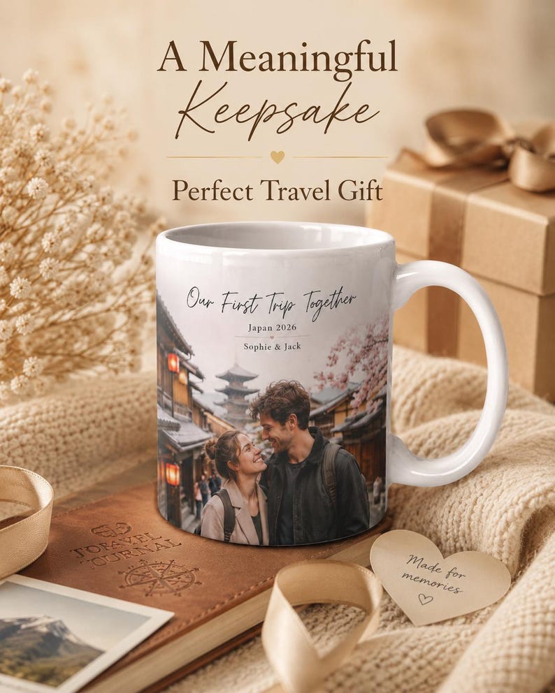 Puede incluir: Taza de cer&aacute;mica blanca con una foto de una pareja en Jap&oacute;n, con el texto "Our First Trip Together, Japan 2026, Sophie & Jack". La taza est&aacute; sobre un diario marr&oacute;n y una etiqueta en forma de coraz&oacute;n que dice "Made for memories".
