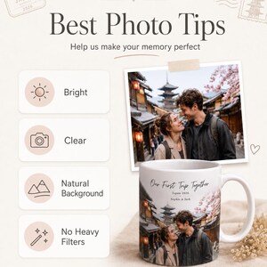 Puede incluir: Una taza de cer&aacute;mica blanca con una fotograf&iacute;a de una pareja en Jap&oacute;n, con el texto "Our First Trip Together" y "Best Photo Tips." La taza tambi&eacute;n tiene el texto "Japan 2026" y los nombres "Sophie & Jack."