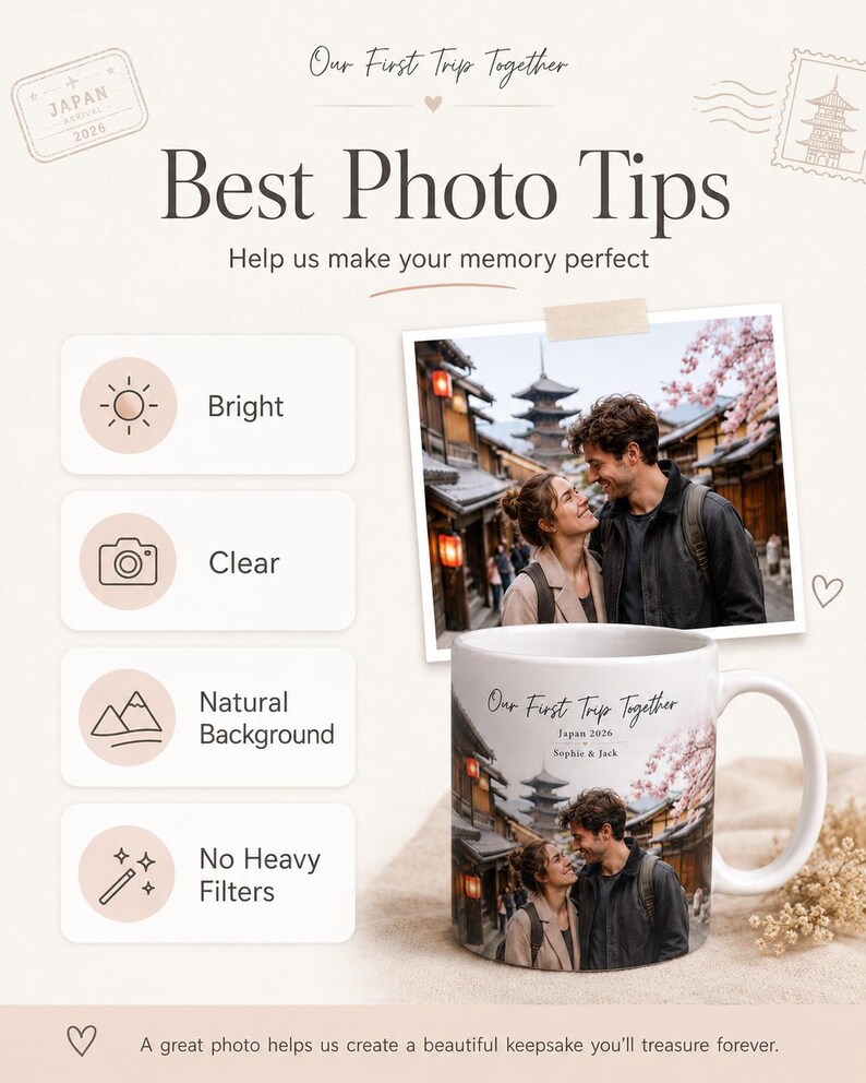 Puede incluir: Una taza de cer&aacute;mica blanca con una fotograf&iacute;a de una pareja en Jap&oacute;n, con el texto "Our First Trip Together" y "Best Photo Tips." La taza tambi&eacute;n tiene el texto "Japan 2026" y los nombres "Sophie & Jack."