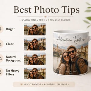Pu&ograve; includere: Tazza in ceramica bianca con la scritta "Adventure Together" e una foto di una coppia. La tazza riporta anche i nomi "Emily & Carter" e l'anno "2026". L'immagine include anche consigli per scattare buone foto.