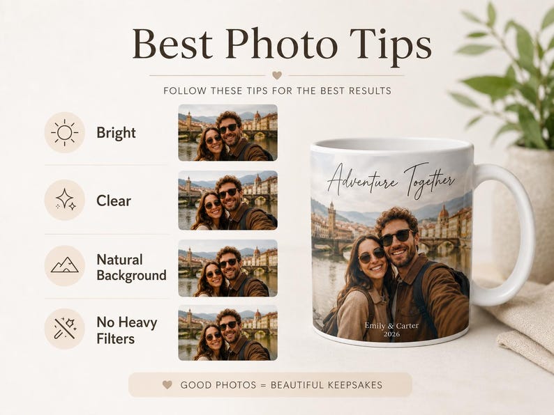 Pu&ograve; includere: Tazza in ceramica bianca con la scritta "Adventure Together" e una foto di una coppia. La tazza riporta anche i nomi "Emily & Carter" e l'anno "2026". L'immagine include anche consigli per scattare buone foto.