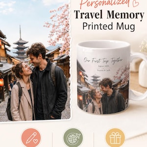 Puede incluir: Taza de cer&aacute;mica blanca con una foto de una pareja en Jap&oacute;n, con el texto "Our First Trip Together, Japan 2026, Sophie & Jack." La taza est&aacute; etiquetada como "Personalized Travel Memory Printed Mug."