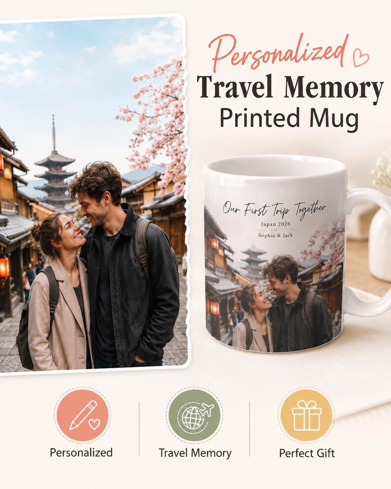 Puede incluir: Taza de cer&aacute;mica blanca con una foto de una pareja en Jap&oacute;n, con el texto "Our First Trip Together, Japan 2026, Sophie & Jack." La taza est&aacute; etiquetada como "Personalized Travel Memory Printed Mug."