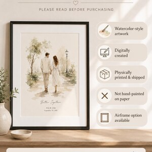 Puede incluir: Obra de arte enmarcada de estilo acuarela que representa a una pareja caminando por un camino, con el texto "Better Together" y nombres y una fecha. La obra de arte se crea digitalmente y se imprime y env&iacute;a f&iacute;sicamente. Opci&oacute;n de marco disponible.