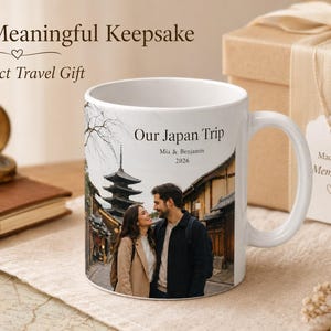 Pode incluir: Caneca de cer&acirc;mica branca com uma foto de um casal no Jap&atilde;o, com o texto "Our Japan Trip, Mia & Benjamin, 2026." A caneca tamb&eacute;m tem o texto "A Meaningful Keepsake, Perfect Travel Gift."