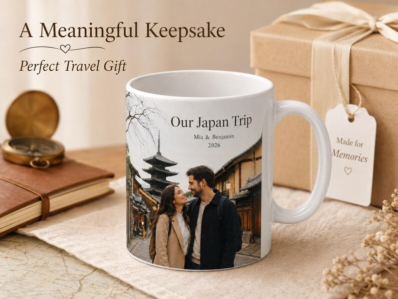 Pode incluir: Caneca de cer&acirc;mica branca com uma foto de um casal no Jap&atilde;o, com o texto "Our Japan Trip, Mia & Benjamin, 2026." A caneca tamb&eacute;m tem o texto "A Meaningful Keepsake, Perfect Travel Gift."