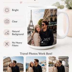 Peut inclure: Mug en c&eacute;ramique blanche avec une photo d'un couple &agrave; Paris, avec la Tour Eiffel en arri&egrave;re-plan. Le mug porte l'inscription "Paris 2025" et "Ella & Henry". L'image comprend &eacute;galement des conseils photo.