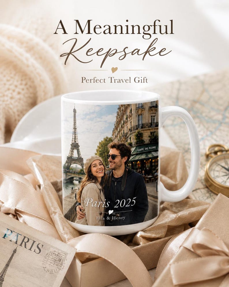 Peut inclure: Mug en c&eacute;ramique blanche avec une photo d'un couple &agrave; Paris, avec la Tour Eiffel en arri&egrave;re-plan. Le mug porte l'inscription "Paris 2025" et "Ella & Henry". Un souvenir sur le th&egrave;me du voyage.
