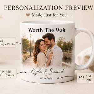 Op de afbeelding: Witte keramische mok met een gepersonaliseerde foto van een stel, de tekst "Worth The Wait", de namen "Layla & Samuel" en de datum "06.14.2026". De mok heeft een handvat en is ontworpen voor personalisatie.