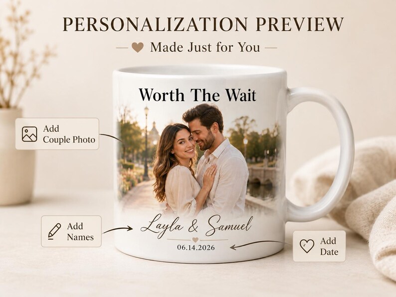 Op de afbeelding: Witte keramische mok met een gepersonaliseerde foto van een stel, de tekst "Worth The Wait", de namen "Layla & Samuel" en de datum "06.14.2026". De mok heeft een handvat en is ontworpen voor personalisatie.