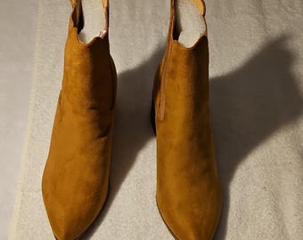 Zapatos J.Adams Andi Chelsea de gamuza color canela con lengüeta y punta puntiaguda, cómodos, para mujer, talla 10