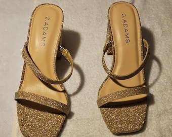Sandalias de tacón cuadrado con tiras sintéticas y purpurina dorada de J. Adams, talla 5.5 para mujer.