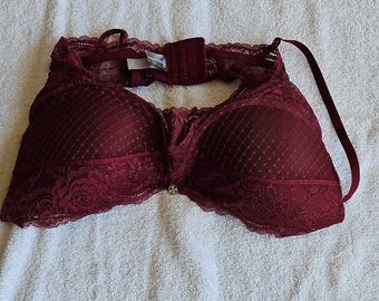 Sujetador de encaje para mujer Daisy Fuentes, talla M, color burdeos, cierre trasero de corchetes ajustable.