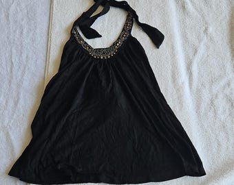 Top Imohon negro con cuello redondo y detalles de cuentas, estilo camisola tipo halter, talla M.