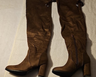 Zapatos J.Adams Aspen de ante marrón por encima de la rodilla con punta redonda y cierre de cremallera para mujer, talla 6.5