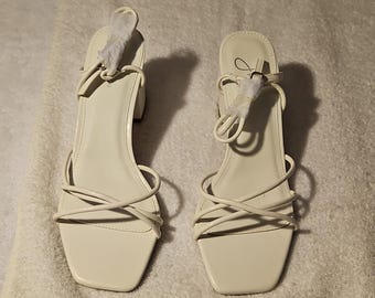 Sandalias de tacón de bloque con tiras sintéticas color marfil de J. Adams con hebilla, talla 7 para mujer.