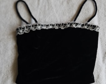 Camisola de terciopelo negro con encaje y tirantes ajustables de Beverly and Beck, talla S.