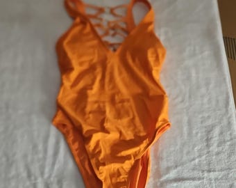 Traje de baño de una pieza naranja de YMI con detalle de aro y tirantes finos, talla L.