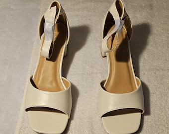 Sandalias de tacón de bloque con tiras y cierre de hebilla de J. Adams en color beige.