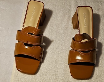 Sandalias planas de tacón de bloque con tiras de charol marrón de J. Adams para mujer, talla 8.5