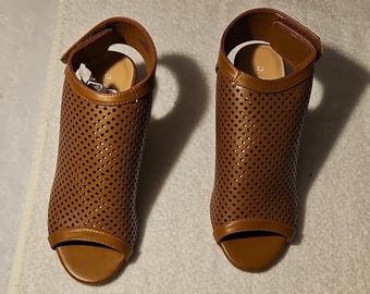 J. Adams Tan PU Perforierte Slingback Sandalen Haken & Schleife Riemen Damen Größe 6