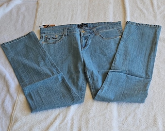 Jeans rectos azules para mujer Top Jhon, de mezclilla elástica, con 5 bolsillos y botones.