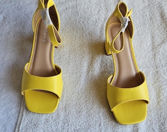J. Adams Sandalias amarillas de PU con tacón de bloque, tiras en el tobillo, punta cuadrada y hebilla, talla 9.5