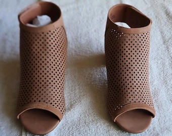 Sandalias de tacón con tira trasera perforada de PU color rubor de J. Adams, talla 8 para mujer.
