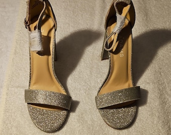 J. Adams Sandalias de tacón de bloque con purpurina sintética plateada y correa al tobillo con hebilla, talla 7