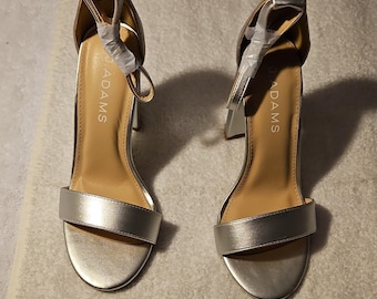 Sandalias J. Adams plateadas con tacón de bloque, correa al tobillo y punta abierta con hebilla, talla 5.5.