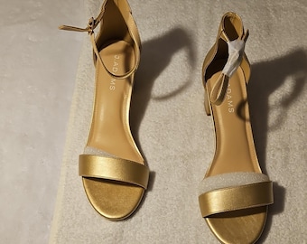 Sandalias J. Adams Gold PU con tiras, tacón de bloque y hebilla en el tobillo, talla 9.5 para mujer.