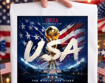 Imagen PNG de la selección de fútbol de EE. UU. de 2026, gráfico de aficionado al fútbol estadounidense, diseño de camiseta de fútbol patriótica, descarga digital.