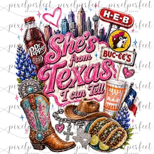 Pode incluir: Um design gráfico digital com o texto She's from Texas I can Tell em fonte rosa brilhante. Os elementos incluem uma garrafa de Dr Pepper, uma bota de cowboy, um chapéu castanho, um pingente em forma de Texas, tacos, flores e vários sinais.