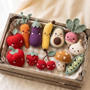 Puede incluir: Una colección de doce juguetes de peluche tejidos a ganchillo con formas de frutas y verduras, que incluye una manzana roja, una zanahoria naranja, una berenjena morada, un plátano amarillo, un aguacate, un rábano rosa, un pimiento rojo, una fresa, cerezas, un champiñón, ajo y guisantes en su vaina.