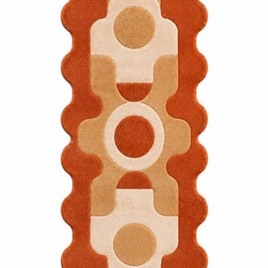 Può includere: Un tappeto passatoia rettangolare con bordo smerlato e un motivo geometrico di cerchi e forme intrecciate in tonalità arancione bruciato, marrone chiaro e crema. Il design è costituito da motivi circolari ripetuti centrati all'interno di forme rettangolari arrotondate, creando un aspetto simmetrico e stratificato lungo l'intera lunghezza della superficie tessile.