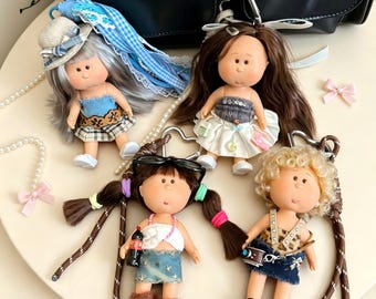Lockigt hår i fickan, presenter till påsk, korg, mini kanindocka med avtagbar klädsel, handgjord miniatyr linne nyckelring i plysch