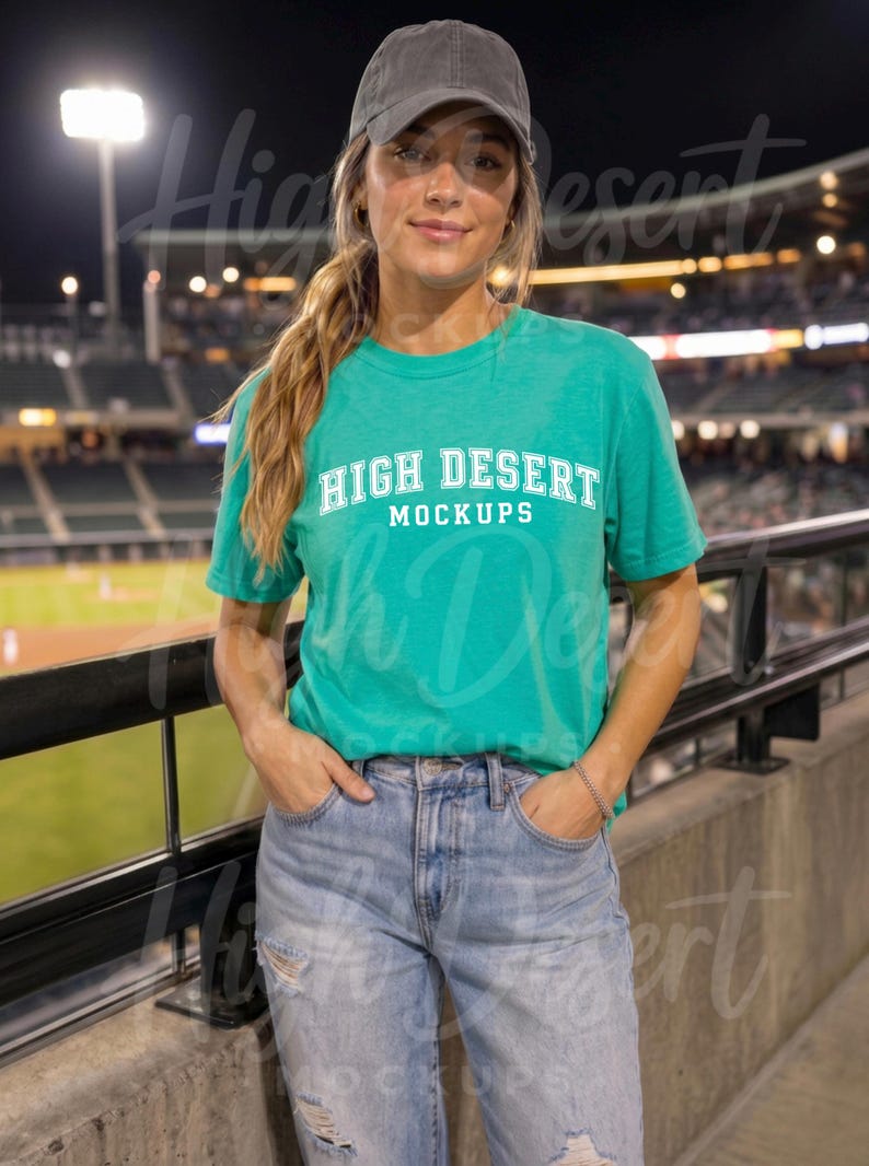 Peut inclure: Un t-shirt &agrave; manches courtes vert vif avec le texte blanc HIGH DESERT MOCKUPS imprim&eacute; sur la poitrine, associ&eacute; &agrave; un jean bleu clair d&eacute;lav&eacute; et une casquette de baseball gris fonc&eacute;, sur un fond de stade flou.