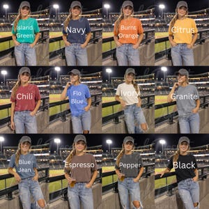 Peut inclure: Une collection de douze t-shirts &agrave; manches courtes et col rond dans diverses couleurs, dont vert &icirc;le, marine, orange br&ucirc;l&eacute;, citron, piment, bleu flo, ivoire, granit, bleu jean, expresso, poivre et noir, chacun associ&eacute; &agrave; un jean bleu clair.