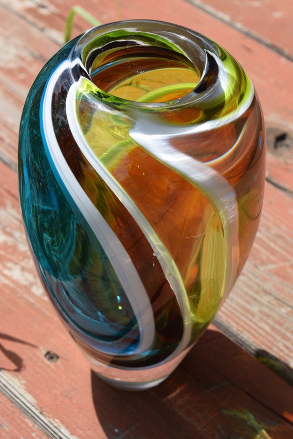 装飾的なガラスボトル 赤紫と緑 装飾的なガラスボトル 赤紫と緑