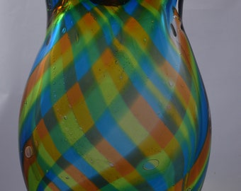 Grand vase en verre soufflé à la main avec de larges rayures en spirale superposées de bleu, vert et rose saumon