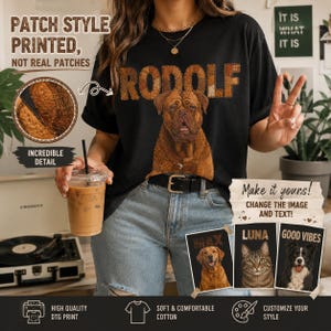 Puede incluir: Una camiseta negra con un gráfico impreso de un perro marrón y el texto RODOLF encima. El diseño imita un estilo de parche con detalles texturizados. La camiseta incluye un recuadro circular que muestra un primer plano de la textura y recuadros rectangulares adicionales que muestran otras opciones de diseño de mascotas y texto.