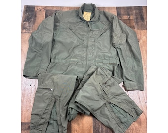 Mono de vuelo militar estadounidense vintage CWU-27/P, color verde salvia, talla 46L, de aramida.