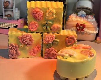 Jabón de leche de cabra con aroma floral de camelia, pastilla decorada con rosas y vertida a mano.