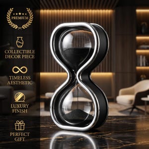 Op de afbeelding: Een zandloper met een zwart frame en zilveren rand met zwart zand. De tekst aan de linkerkant luidt: PREMIUM, COLLECTIBLE DECOR PIECE, TIMELESS AESTHETIC, LUXURY FINISH en PERFECT GIFT, vergezeld van iconen van een lauwerkrans, vaas, oneindigheidsteken, cirkel en geschenkdoos.