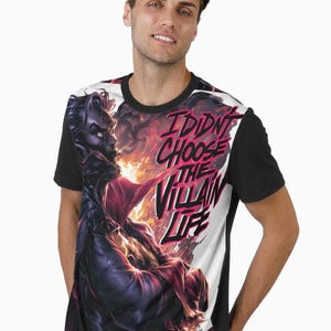 Peut inclure: T-shirt noir &agrave; col rond avec un motif graphique repr&eacute;sentant un personnage de m&eacute;chant dans des tons de violet, de rouge et de noir. Le texte "I Didn't Choose The Villain Life" est affich&eacute; en rose et blanc.