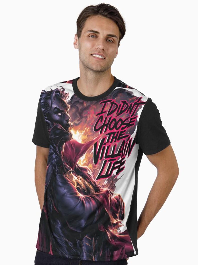Peut inclure: T-shirt noir &agrave; col rond avec un motif graphique repr&eacute;sentant un personnage de m&eacute;chant dans des tons de violet, de rouge et de noir. Le texte "I Didn't Choose The Villain Life" est affich&eacute; en rose et blanc.