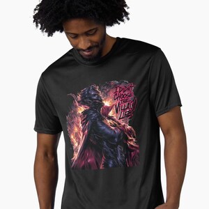 Peut inclure: T-shirt noir avec un graphisme de m&eacute;chant en cape sombre avec des accents rouges et des flammes. Le texte "I DIDN'T CHOOSE THE VILLAIN LIFE" est affich&eacute; dans une bulle rouge. Le t-shirt est port&eacute; par une personne.