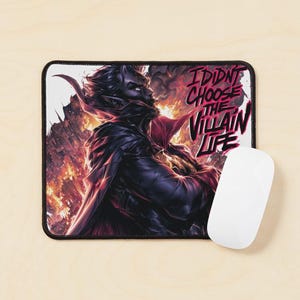 Peut inclure: Tapis de souris rectangulaire noir avec une illustration num&eacute;rique d'un personnage &agrave; la peau fonc&eacute;e avec des accents rouges et le texte "I DIDN'T CHOOSE THE VILLAIN LIFE." Une souris d'ordinateur blanche est &agrave; c&ocirc;t&eacute; du tapis de souris.